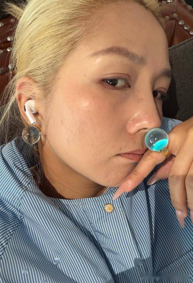 39岁何洁现身活动，一头金发很显黑，小腿粗壮，网友：感觉好邋遢