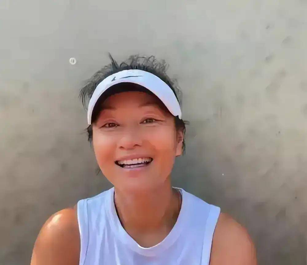 53岁瞿颖近况爆出，与男友隐居泰国9年，抚养男友与前妻两个女儿