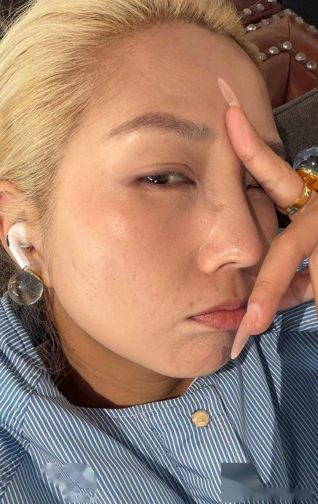 39岁何洁现身活动，一头金发很显黑，小腿粗壮，网友：感觉好邋遢