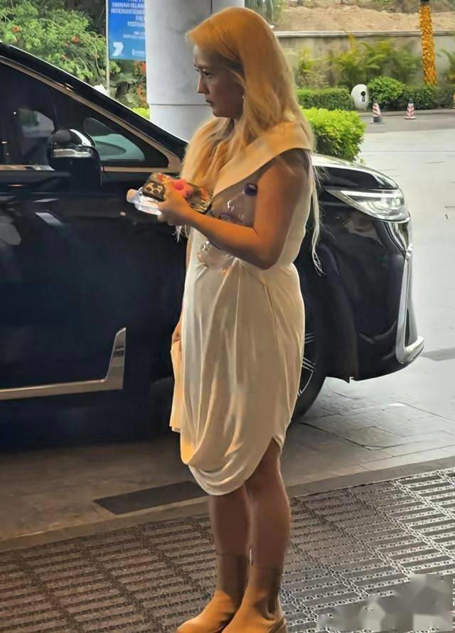 39岁何洁现身活动，一头金发很显黑，小腿粗壮，网友：感觉好邋遢