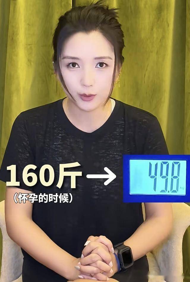 39岁何洁现身活动，一头金发很显黑，小腿粗壮，网友：感觉好邋遢