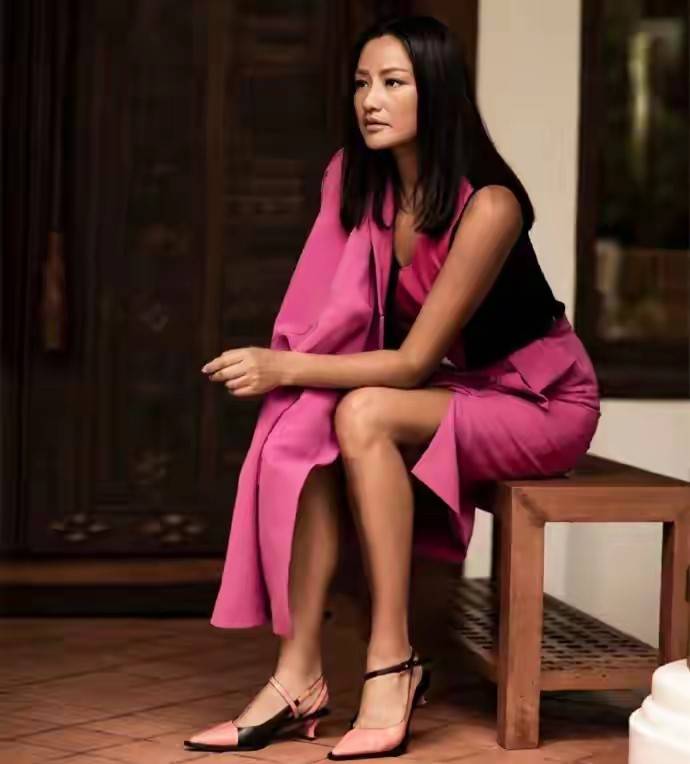 53岁瞿颖近况爆出，与男友隐居泰国9年，抚养男友与前妻两个女儿