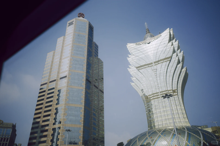 演员李现在澳门扫街，自曝被路人警告：“照片给我删了”，网友直呼涨知识了