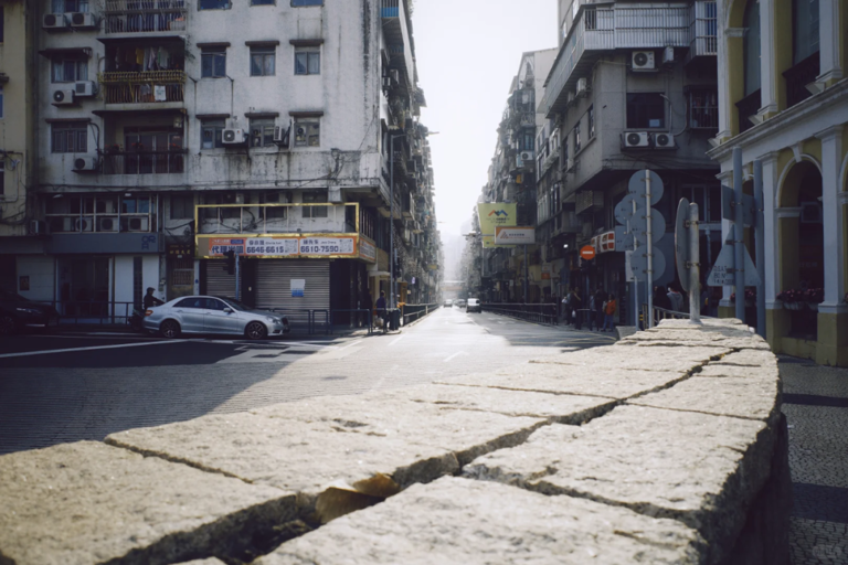 演员李现在澳门扫街，自曝被路人警告：“照片给我删了”，网友直呼涨知识了