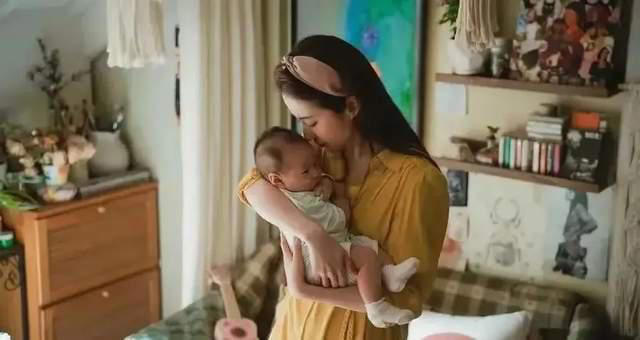 刘亦菲现身阿布扎F1赛车现场，穿一身名牌，妆容精致，颈纹很明显