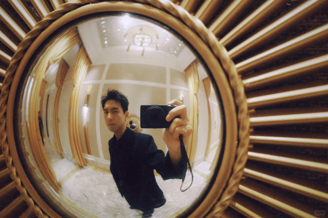 演员李现在澳门扫街，自曝被路人警告：“照片给我删了”，网友直呼涨知识了