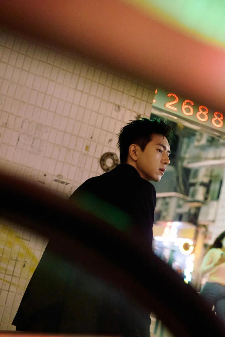 演员李现在澳门扫街，自曝被路人警告：“照片给我删了”，网友直呼涨知识了