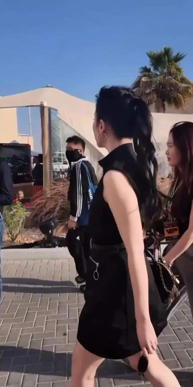 刘亦菲现身阿布扎F1赛车现场，穿一身名牌，妆容精致，颈纹很明显