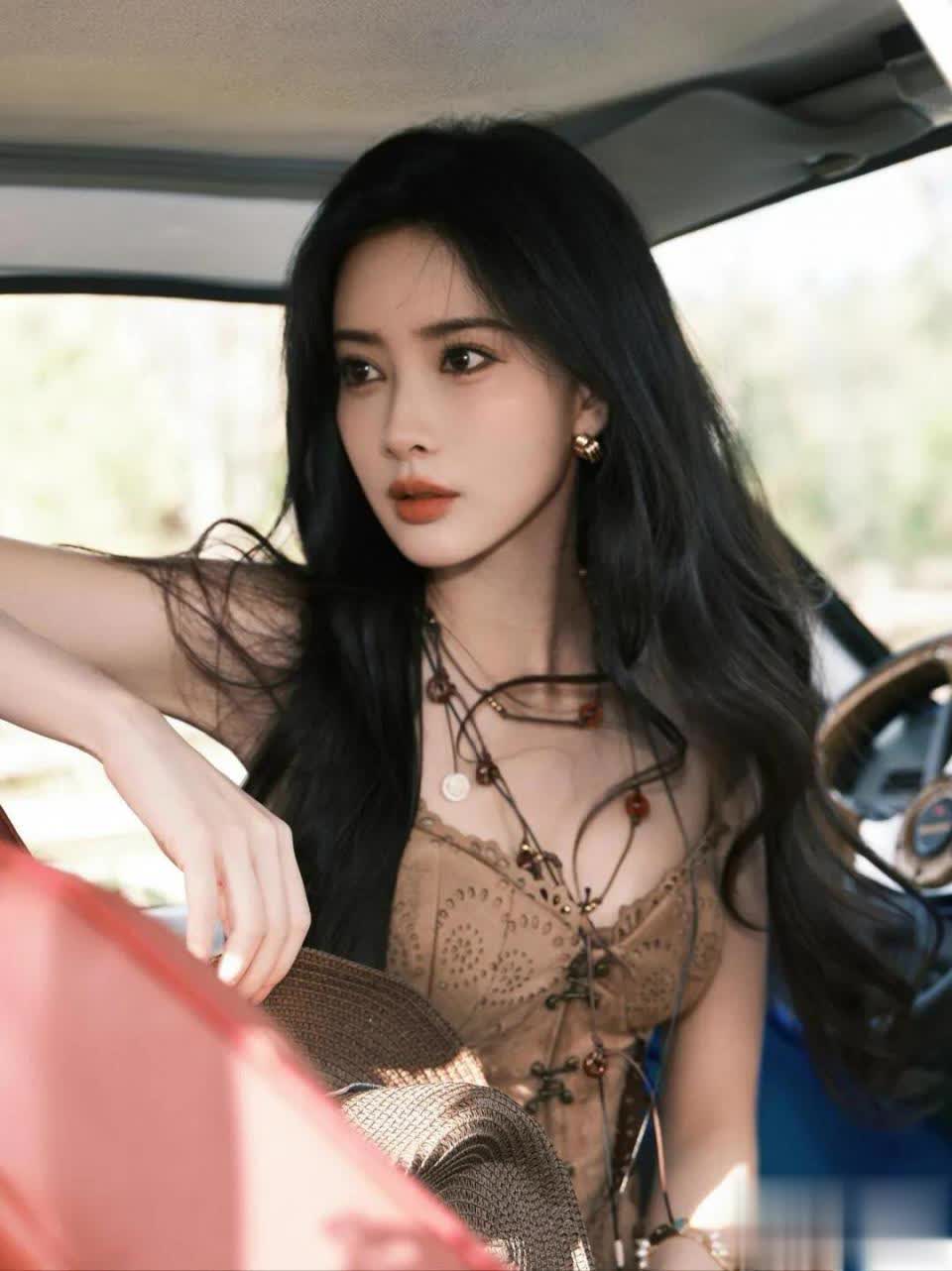 孟子义户外车内尽显魅力，普通人能复制这份时尚女神范吗？