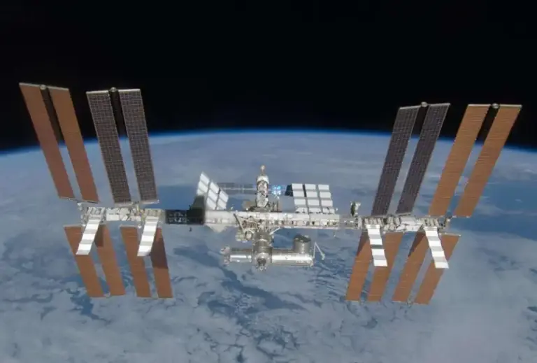 飞行245天！载人飞船返航：着陆瞬间火光四溅，外部烧得黑不溜秋