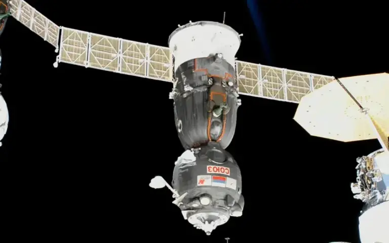 飞行245天！载人飞船返航：着陆瞬间火光四溅，外部烧得黑不溜秋