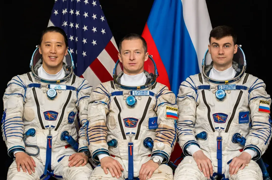 飞行245天！载人飞船返航：着陆瞬间火光四溅，外部烧得黑不溜秋