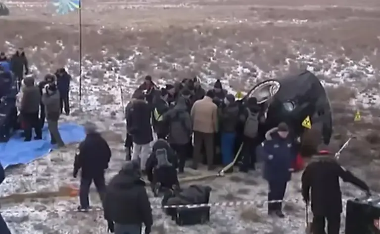 飞行245天！载人飞船返航：着陆瞬间火光四溅，外部烧得黑不溜秋