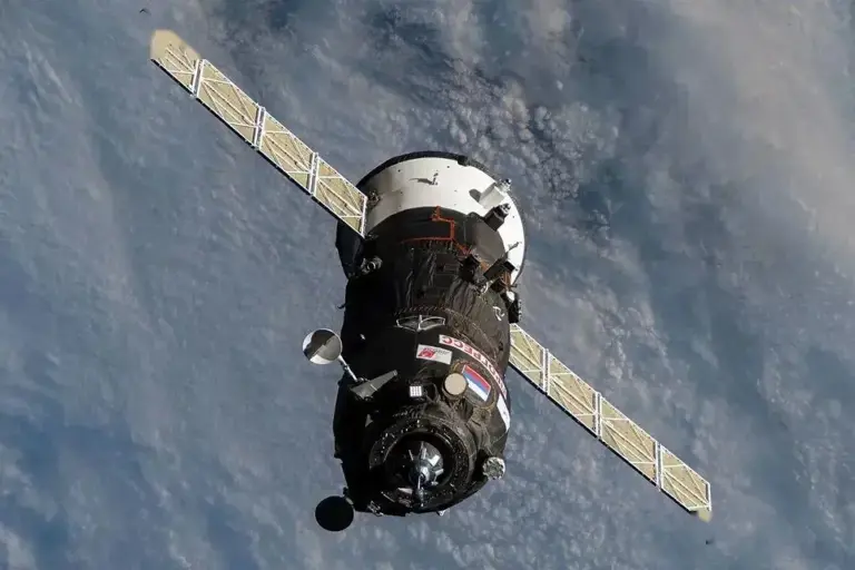 飞行245天！载人飞船返航：着陆瞬间火光四溅，外部烧得黑不溜秋