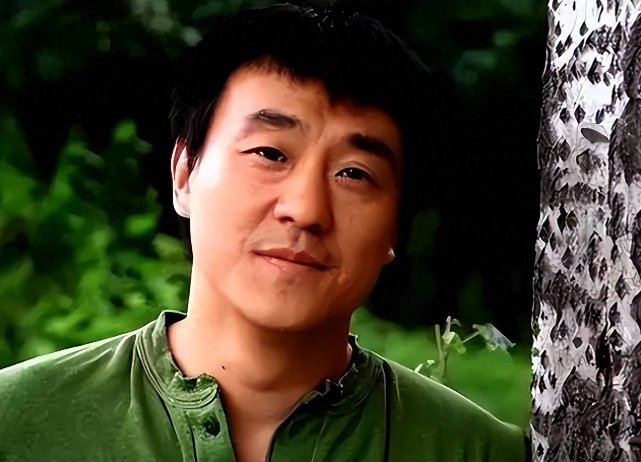 演员何冰结婚27年零绯闻，看看他妻子是谁就懂了