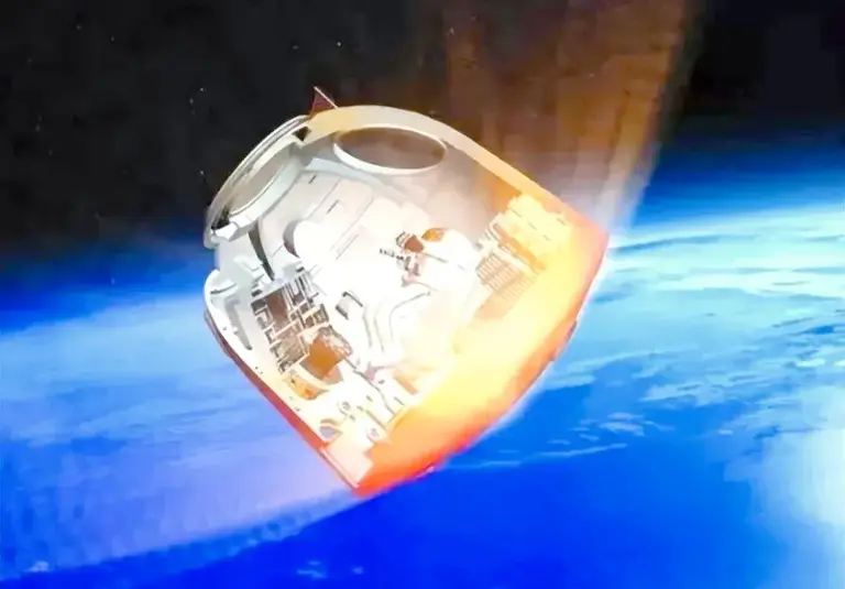 飞行245天！载人飞船返航：着陆瞬间火光四溅，外部烧得黑不溜秋