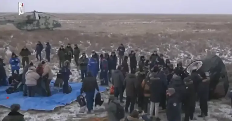 飞行245天！载人飞船返航：着陆瞬间火光四溅，外部烧得黑不溜秋