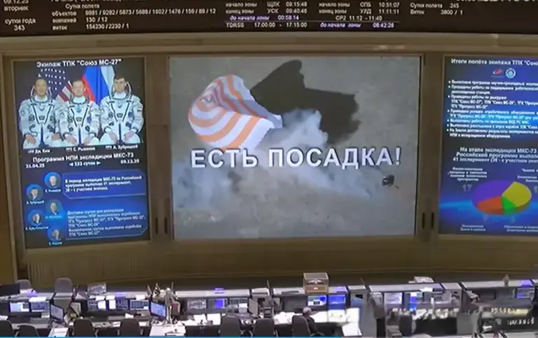 飞行245天！载人飞船返航：着陆瞬间火光四溅，外部烧得黑不溜秋