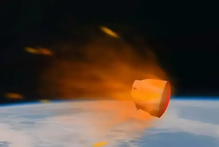 飞行245天！载人飞船返航：着陆瞬间火光四溅，外部烧得黑不溜秋