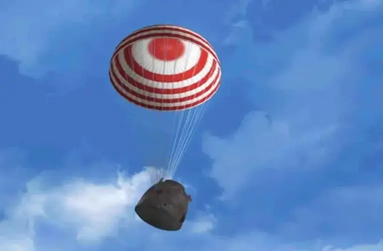 飞行245天！载人飞船返航：着陆瞬间火光四溅，外部烧得黑不溜秋