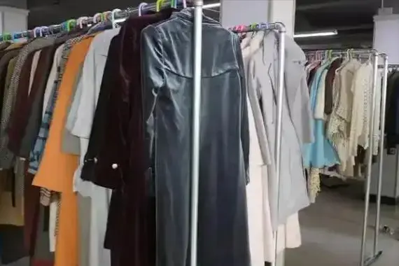 假山假景假脸，央视《风与潮》爆火，打脸内娱了多少流水线年代剧