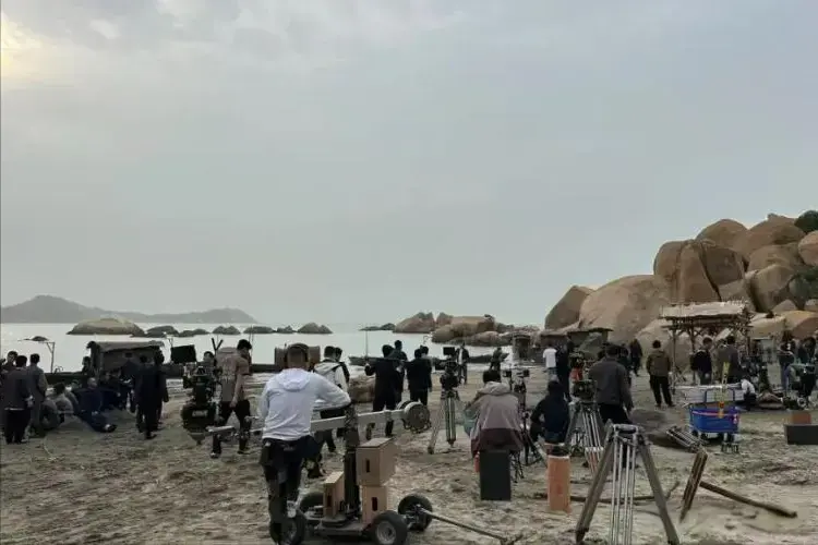 假山假景假脸，央视《风与潮》爆火，打脸内娱了多少流水线年代剧