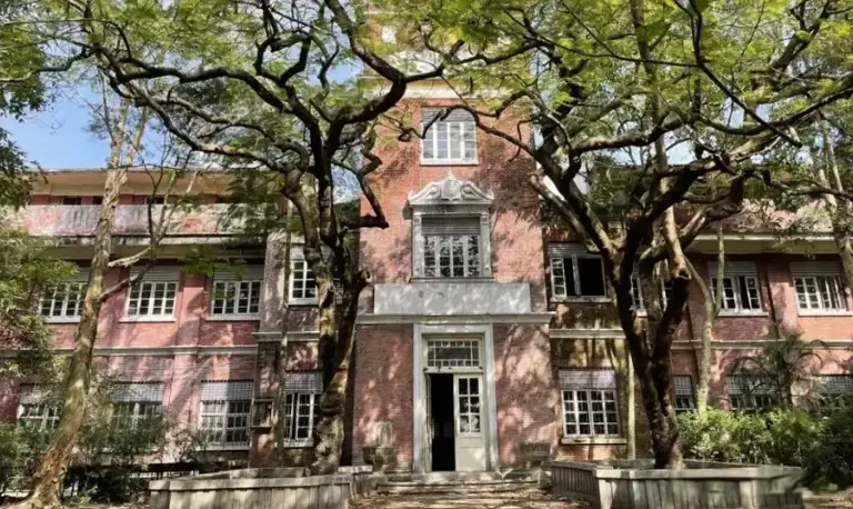 假山假景假脸，央视《风与潮》爆火，打脸内娱了多少流水线年代剧