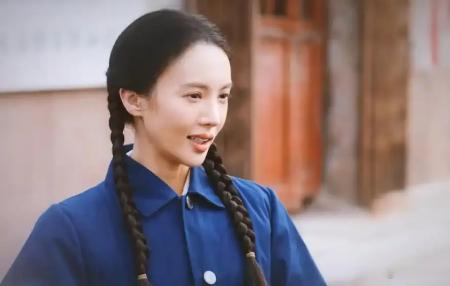 假山假景假脸，央视《风与潮》爆火，打脸内娱了多少流水线年代剧