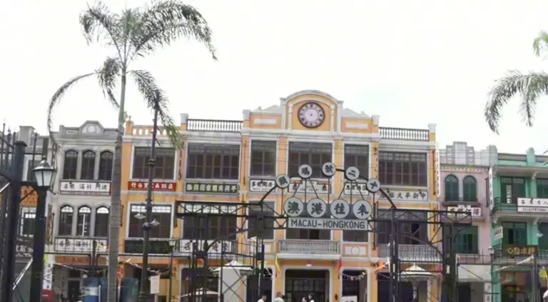 假山假景假脸，央视《风与潮》爆火，打脸内娱了多少流水线年代剧