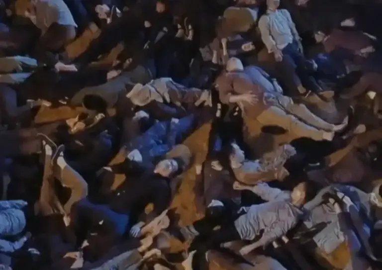 假山假景假脸，央视《风与潮》爆火，打脸内娱了多少流水线年代剧