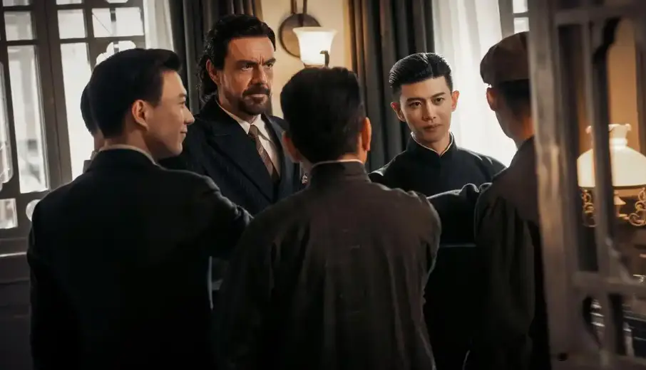 假山假景假脸，央视《风与潮》爆火，打脸内娱了多少流水线年代剧