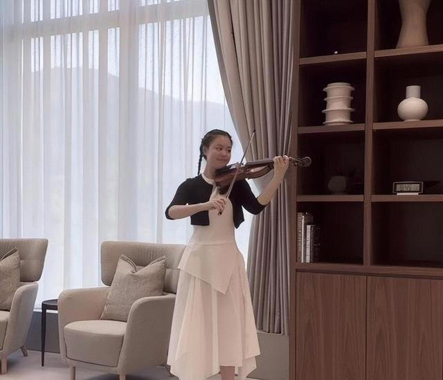 甘比大女儿17岁一脸富贵相，深受刘銮雄宠爱，比两个异母姐姐幸运