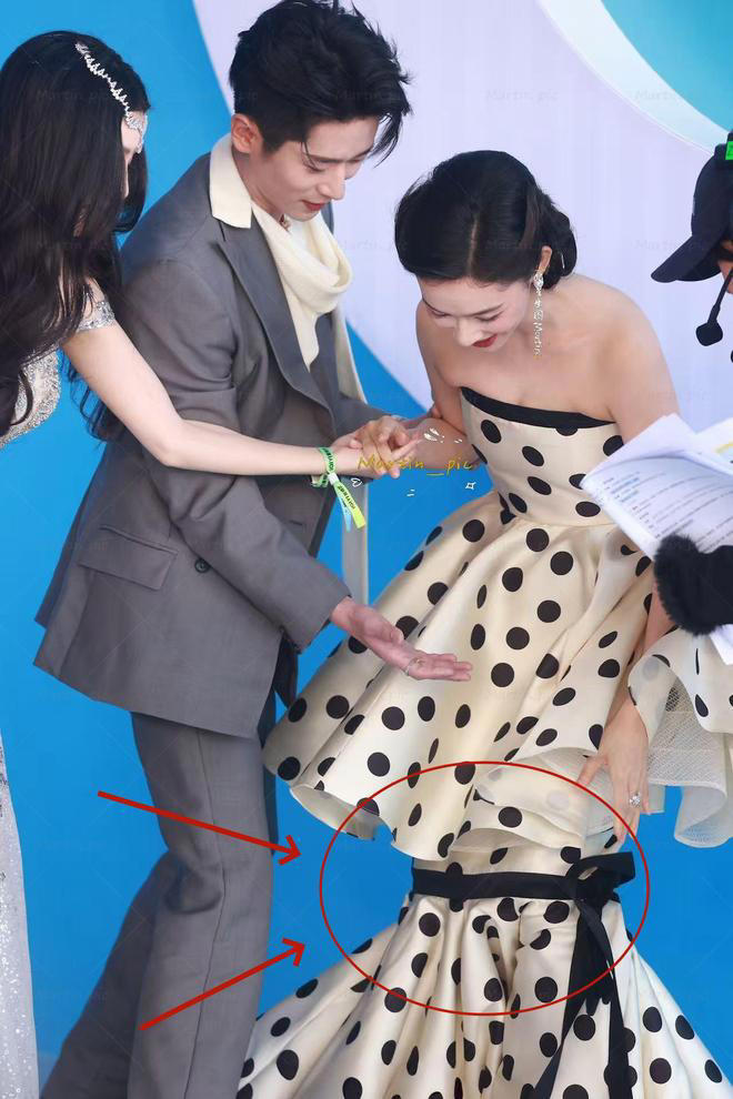 这一夜，杨幂输仪态，白鹿险摔，00后小花崛起