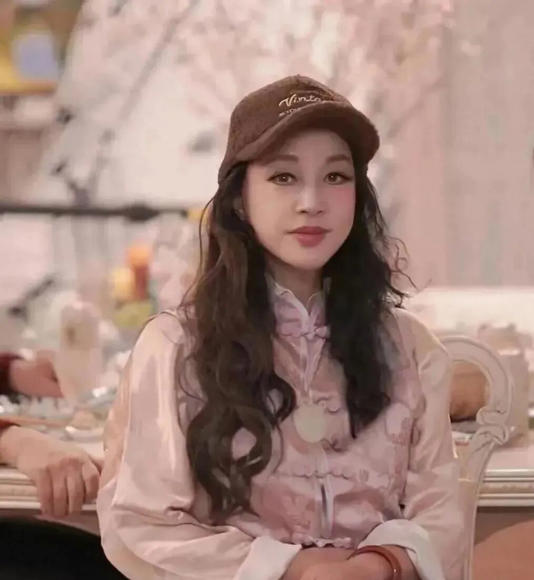 近日,75岁的刘晓庆再次以一组惊艳的照片登上热搜,她的新造型让人眼前一亮。长卷发搭配新中式服装,状态仿佛回溯到38岁,这种“逆龄”表现不仅引发了广泛讨论,更让人深思年龄与美的关系。 在这组照片中,刘晓庆的时尚造型堪称亮点。她选择了一