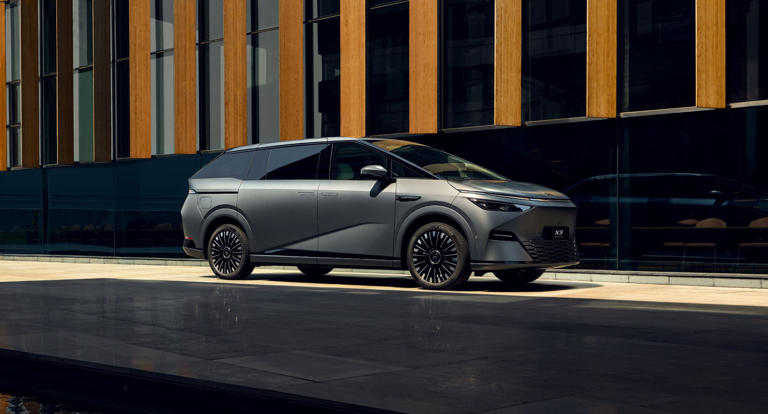 车企集体「摸着理想过河」，结果都在2025年掉进了河里