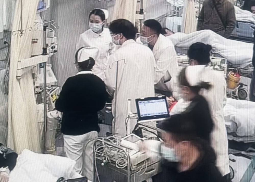 紧急一刻!60岁环卫工心跳骤停倒在医院门口