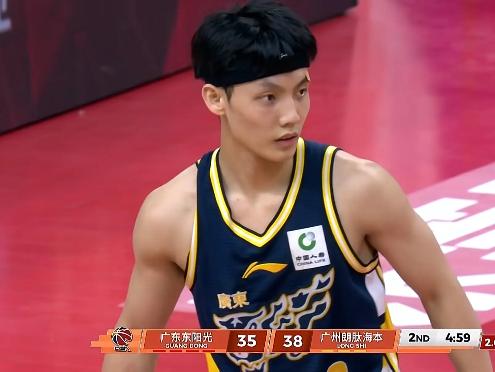 CBA疯狂一夜!徐杰创纪录广东3分险胜广州，上海大胜江苏