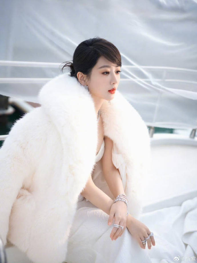 演员杨紫自曝：自己穿的是假貂，聚酯纤维做的环保款