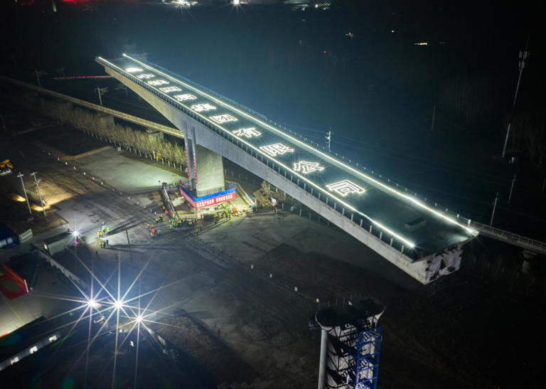 潍宿高铁首个跨高速铁路转体梁成功转体