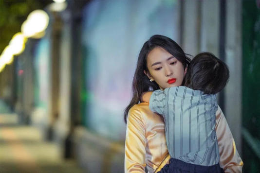 01 月薪3万,住豪宅,公费旅游 “外包妈妈”职业,火了 最近,富二代“外包妈妈”这个职业火了。 月薪数万、住豪宅、出入头等舱和奢华酒店,公费出国旅游是家常便饭,还能享受顶级富人的生活。 这个工作听上去十分诱人, 那到底是做什 01 月薪3万,住豪宅,公费旅游 “外包妈妈”职业,火了 最近,富二代“外包妈妈”这个职业火了。 月薪数万、住豪宅、出入头等舱和奢华酒店,公费出国旅游是家常便饭,还能享受顶级富人的生活。 这个工作听上去十分诱人, 那到底是做什