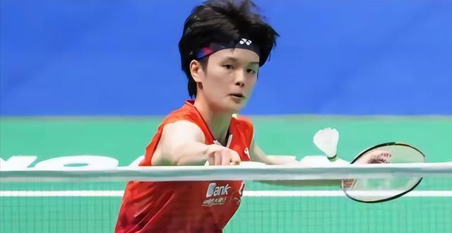 羽联总决赛!王祉怡2:1晋级决赛，对手多次摔倒，赛后举动很温暖