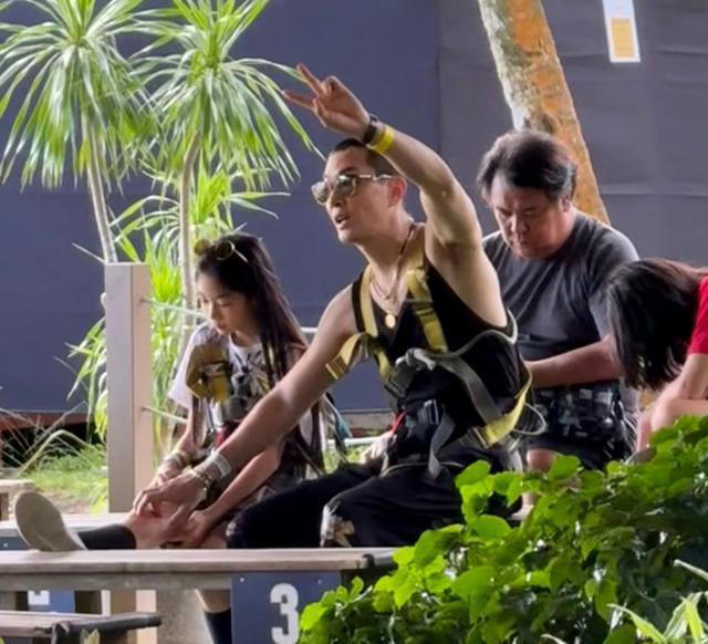 戚薇李承铉新加坡度假，Lucky变高变瘦大美女，3岁儿子个子高可爱