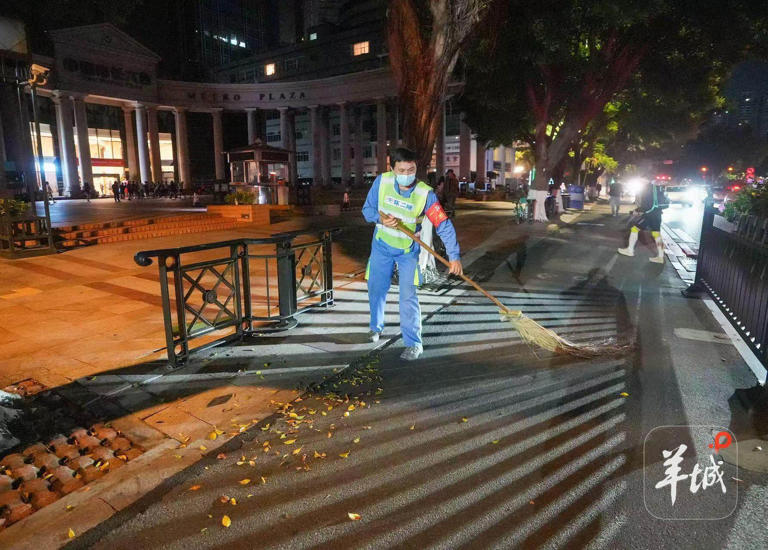 晨光未至，保障先行!志愿者与环卫工人为2025广马护航