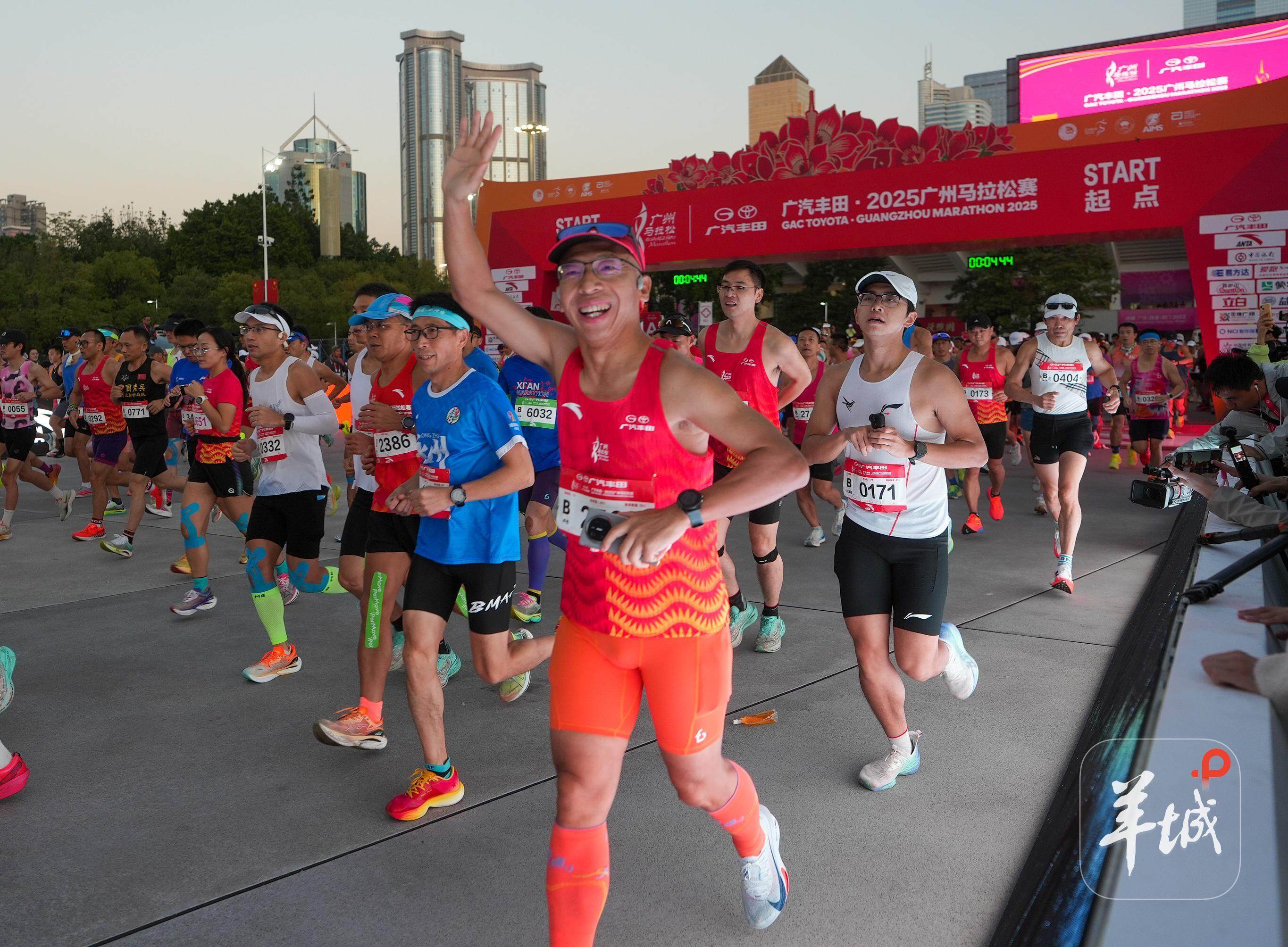 晨光未至，保障先行!志愿者与环卫工人为2025广马护航