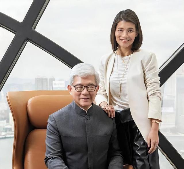 罗康瑞也没想到，他狠心抛弃的前妻，现在儿女为她狠狠出了一口气
