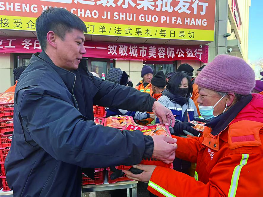 乌兰察布：风雪中送橘退伍特种兵向环卫工人传递暖意