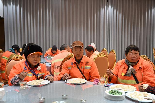 冬至饺子情暖环卫工