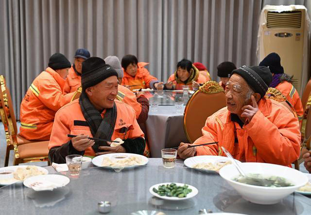 冬至饺子情暖环卫工