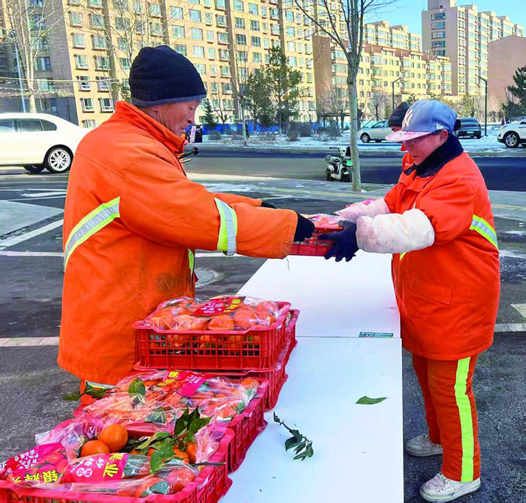 乌兰察布：风雪中送橘退伍特种兵向环卫工人传递暖意