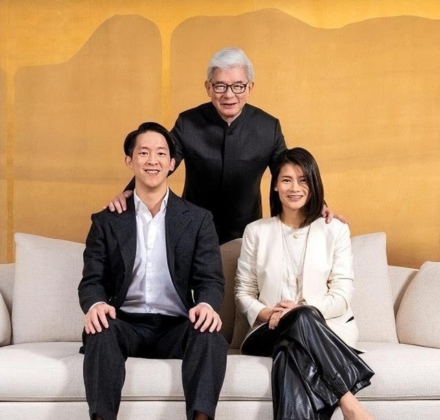 罗康瑞也没想到，他狠心抛弃的前妻，现在儿女为她狠狠出了一口气